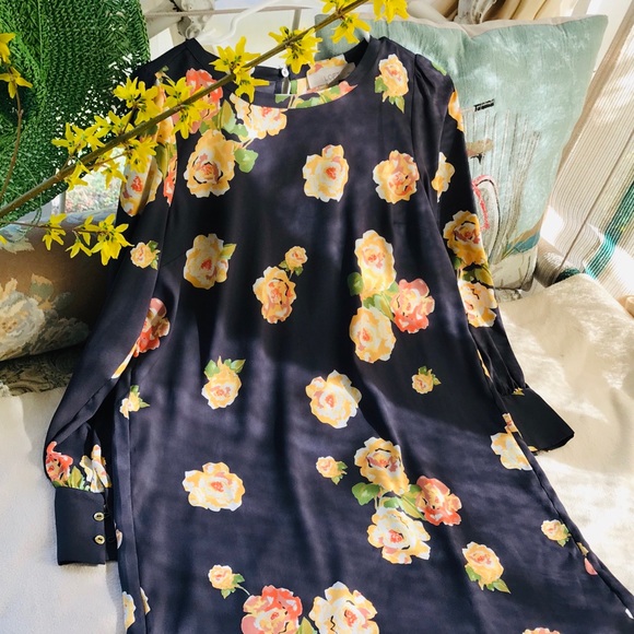 Dresses - Picture 2 of 6